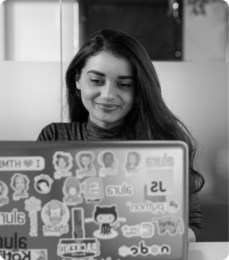 jovem garota com notebook